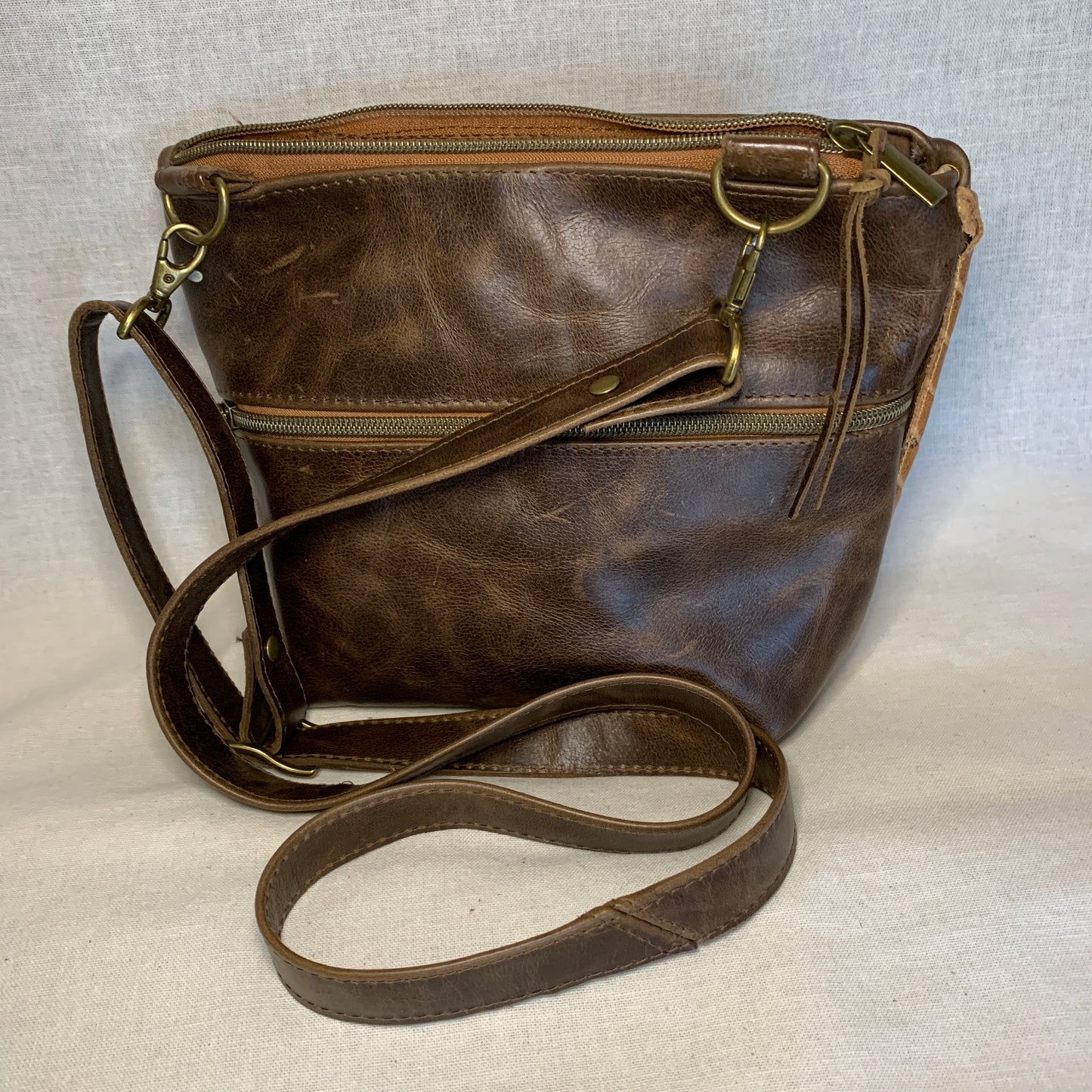 Enhanced by a slash pocket of woven leather, this Crazyhorse- like leather bag will charm you.